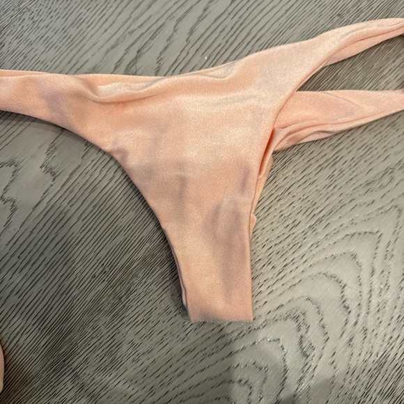 Bikini - Picture 3 of 4